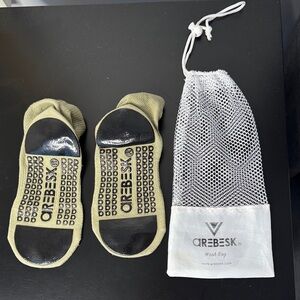 Arebesk Grip Socks with Mesh Bag
